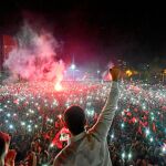 Ekrem Imamoglu saluda a sus seguidores tras su histórica victoria en las elecciones de Estambul del domingo