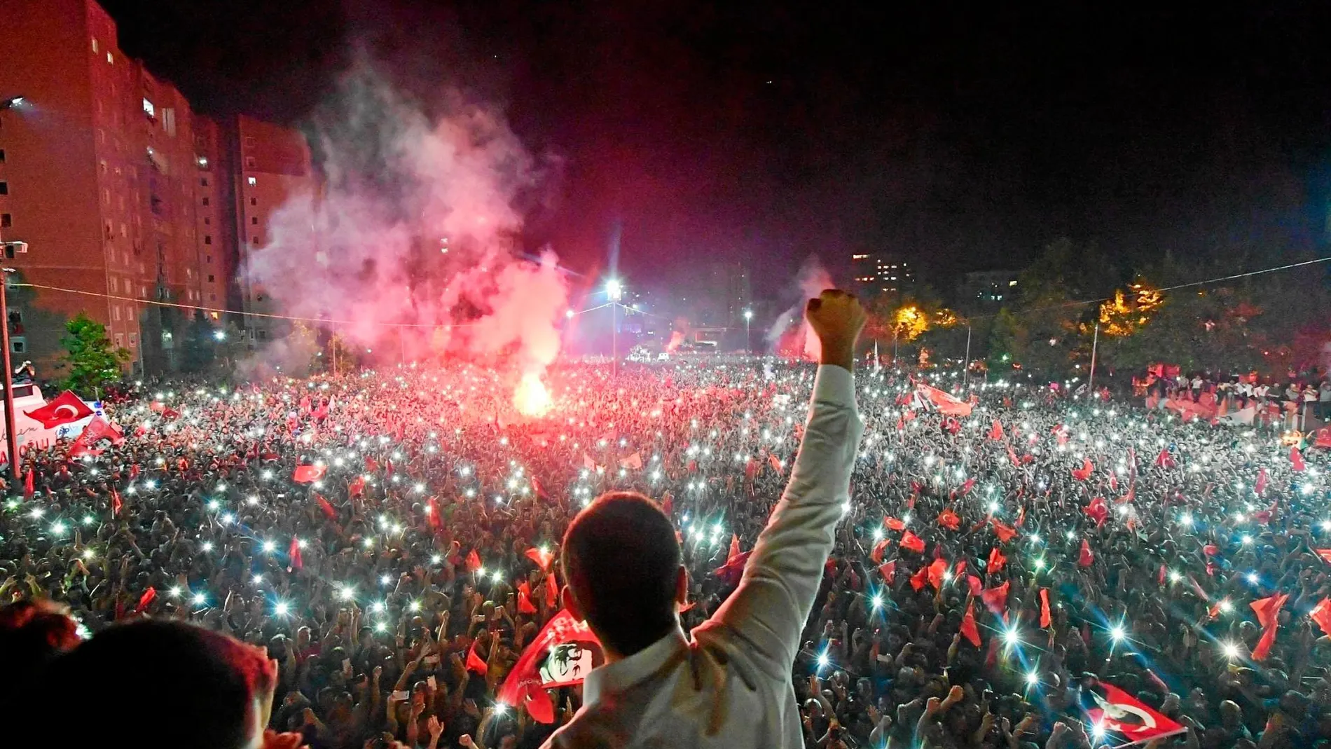 Ekrem Imamoglu saluda a sus seguidores tras su histórica victoria en las elecciones de Estambul del domingo