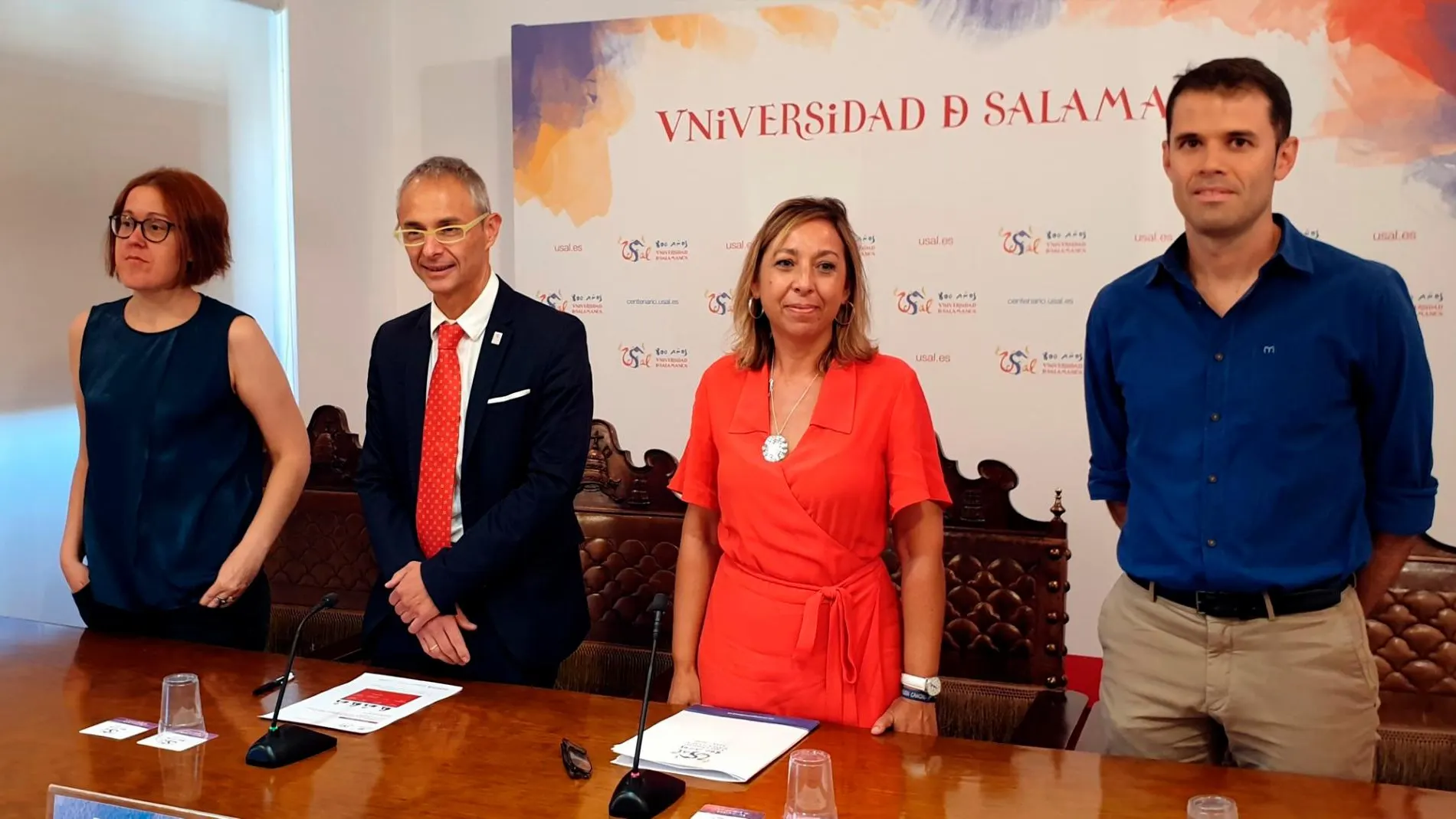 El rector Ricardo Rivero y la vicerrectora Susana Pérez junto a los becados Ainoa Castro y Carlos Hernández-García