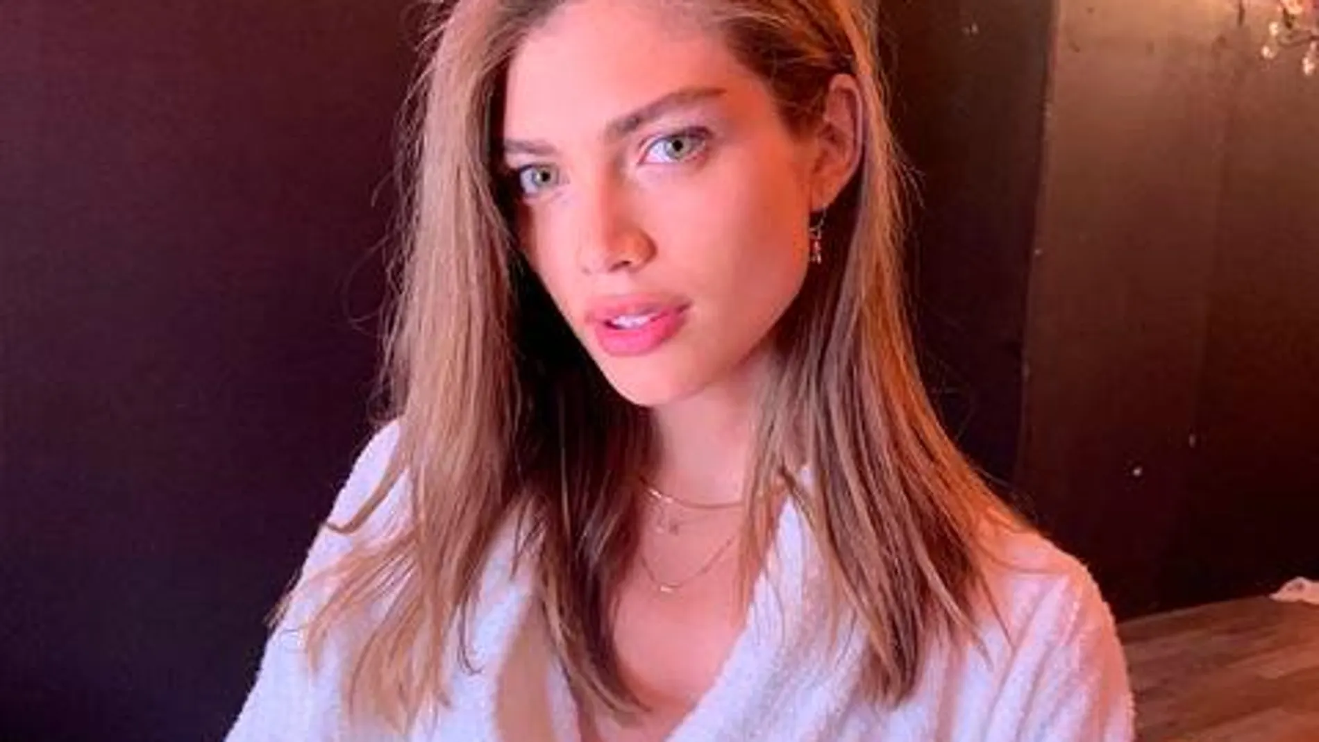 La modelo de 22 años, compartió hace unos días en su cuenta de Instagram un vídeo y una foto de lo que era un sesión de fotos de Victoria’s Secret