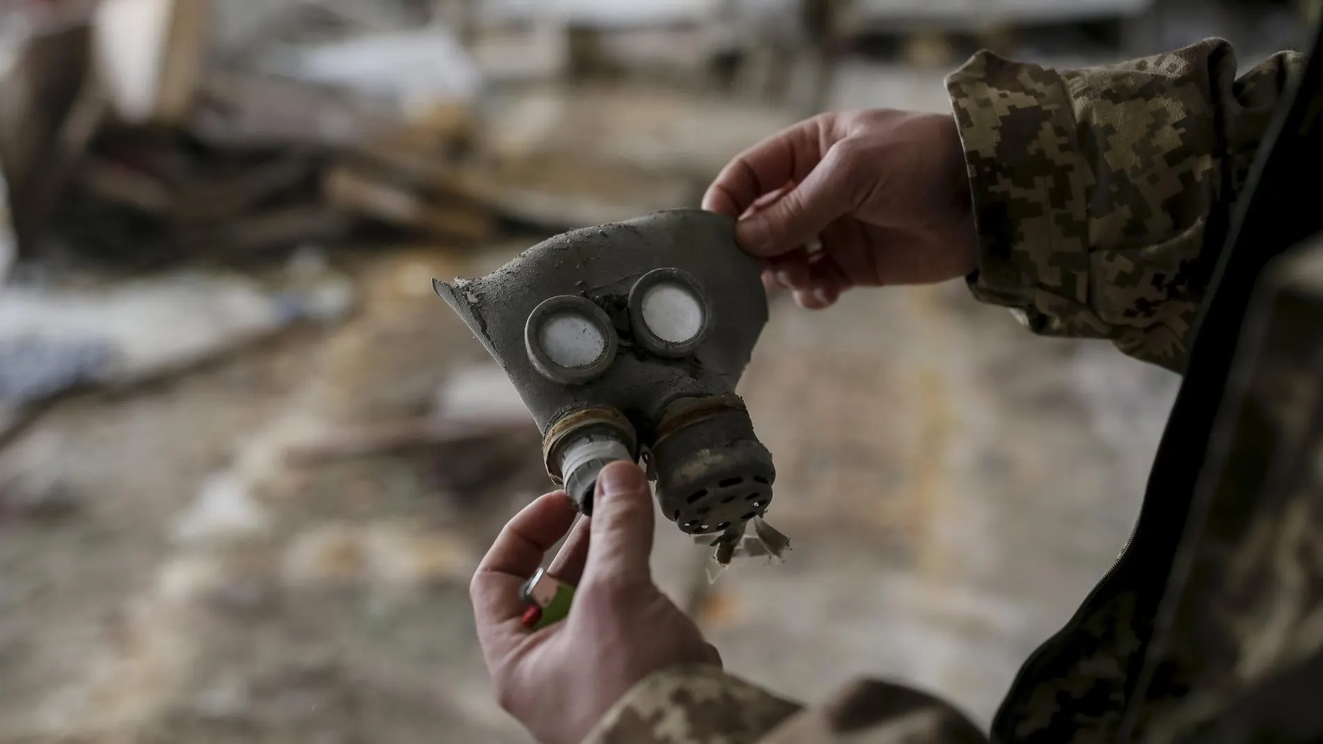Un hombre muestra una mascarilla en la central de Chernóbil en una foto de archivo