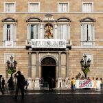 La fachada del Palau de la Generalitat con la nueva pancarta