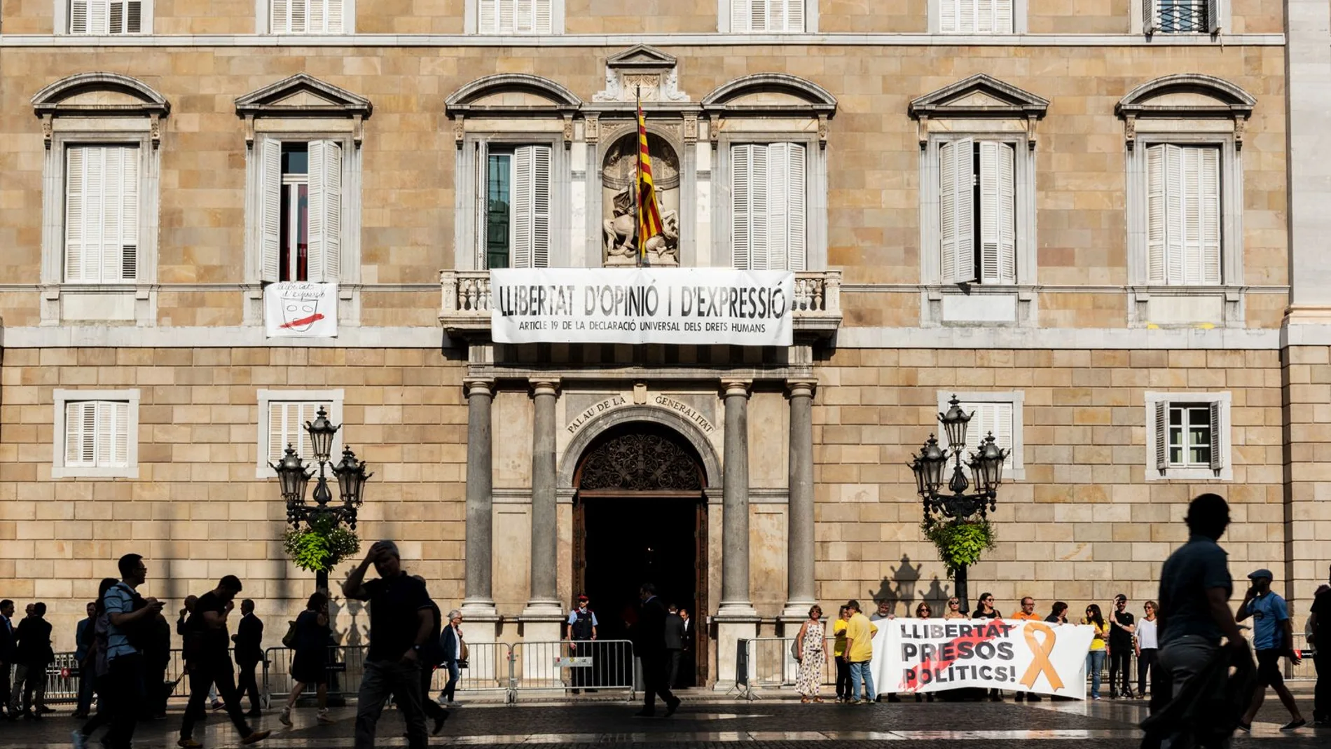 La fachada del Palau de la Generalitat con la nueva pancarta