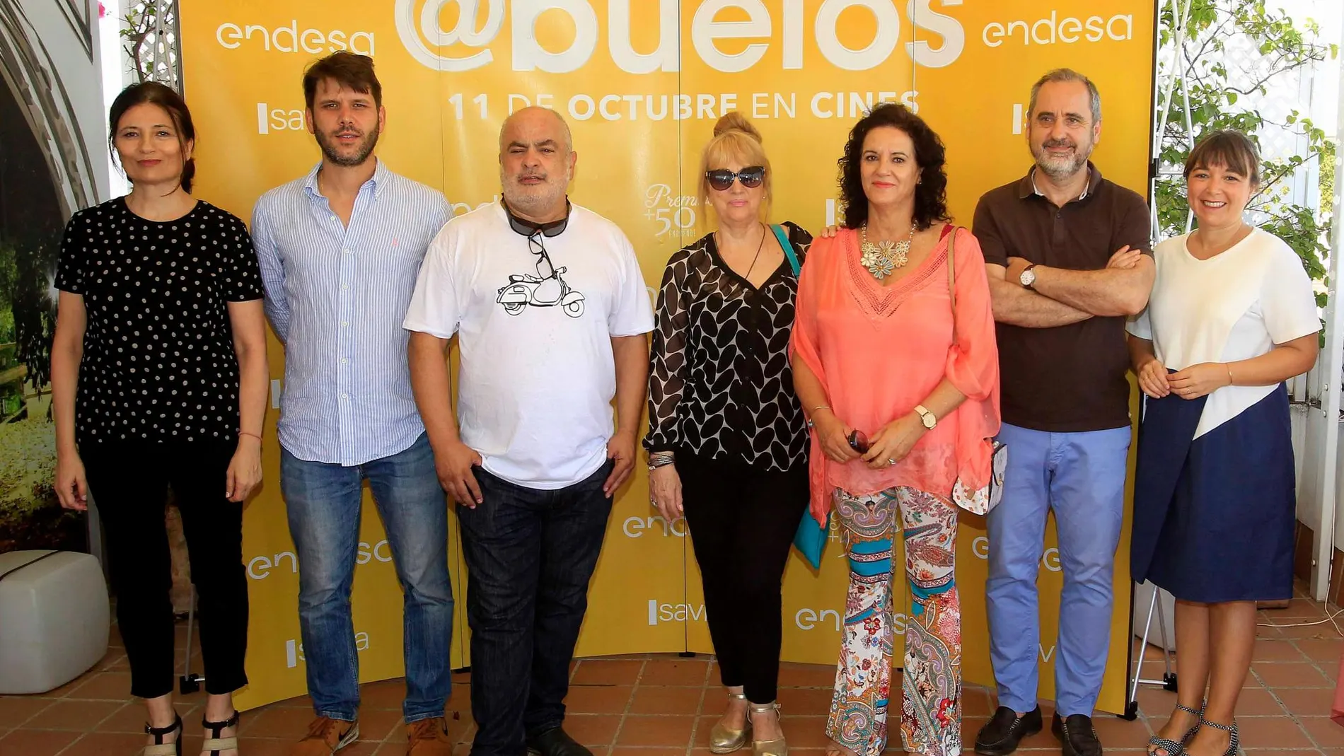 El director de la película «Abuelos», Santiago Requejo y el director del premio +50 Emprende, Fernando Lallana junto a varios participantes de la iniciativa / Foto: Manuel Olmedo