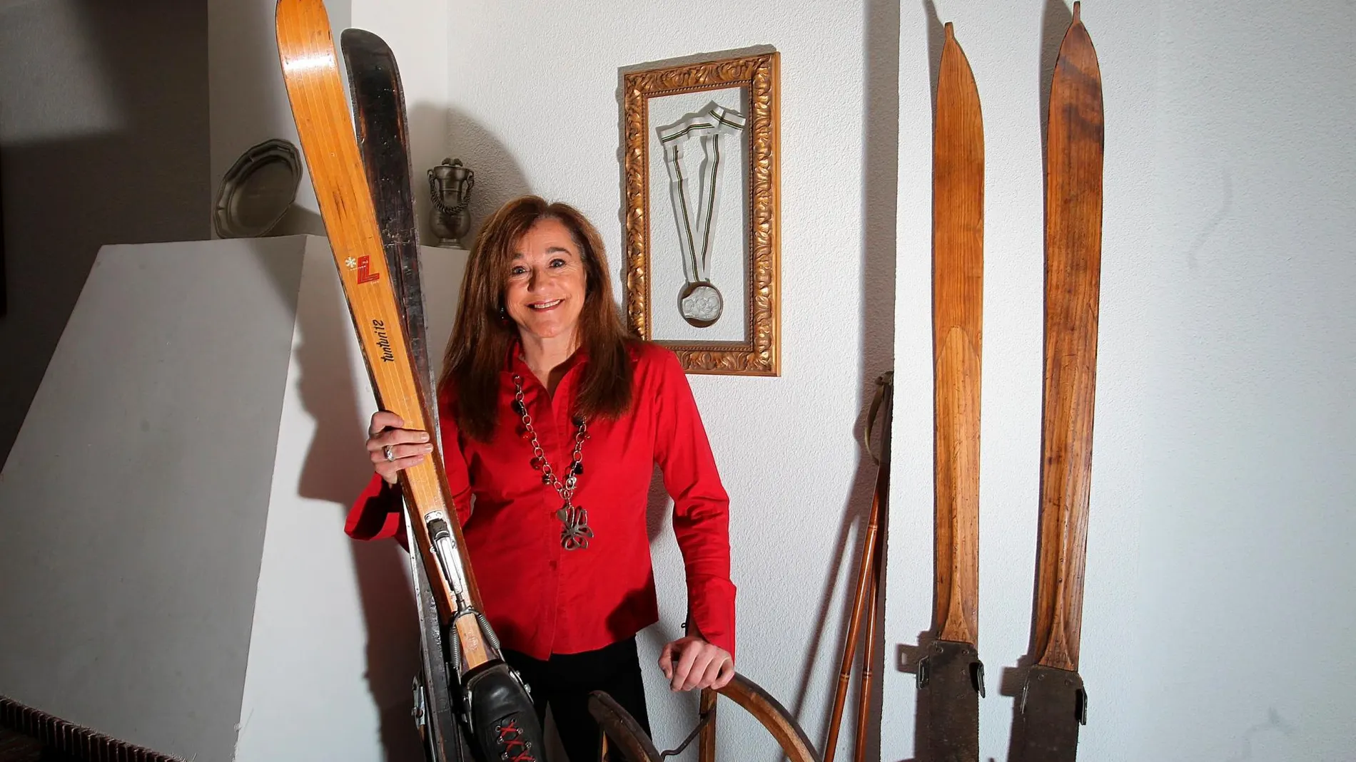 Blanca Fernández Ochoa posa con algunos esquíes. (Foto: Cipriano Pastrano)