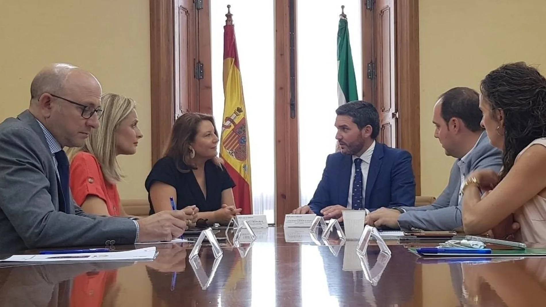El consejero de Agua, Agricultura, Ganadería, Pesca y Medio Ambiente, Antonio Luengo, junto a su homóloga en Andalucía durante la reunión de ayer