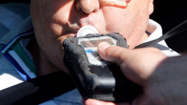 Un hombre realiza una prueba en un control de alcoholemia de la Guardia Civil