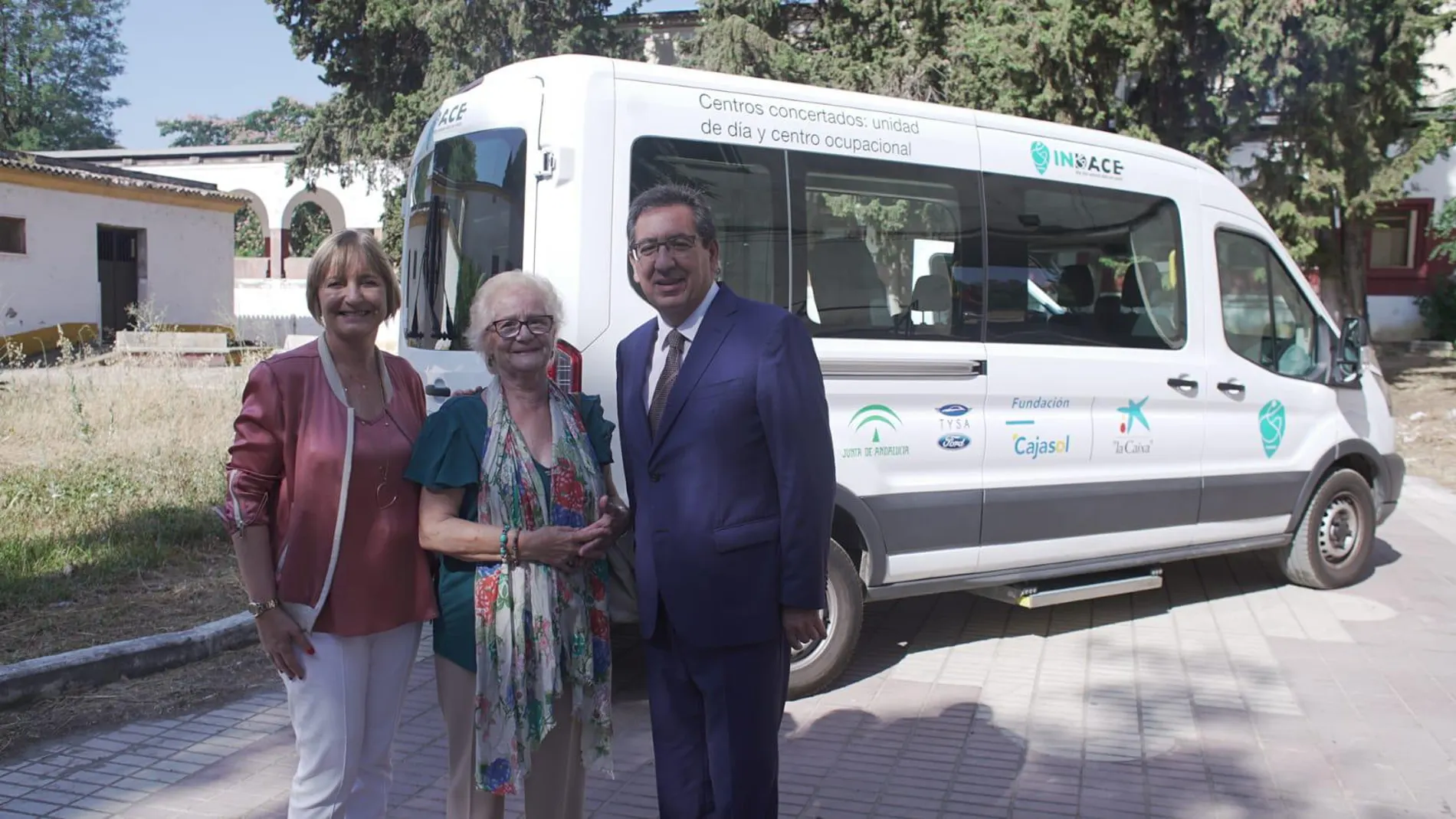 Fundación Cajasol y “La Caixa” presentan un vehículo adaptado para personas con DCA