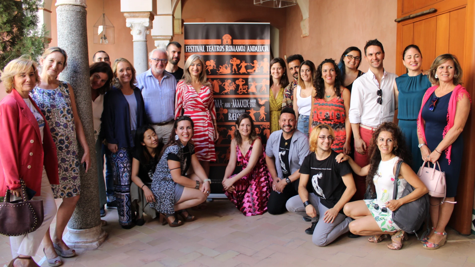 Patricia del Olmo, consejera de Cultura y Patrimonio Histórico junto a miembros y organizadores del VII Festival de Teatro Romano de Andalucía