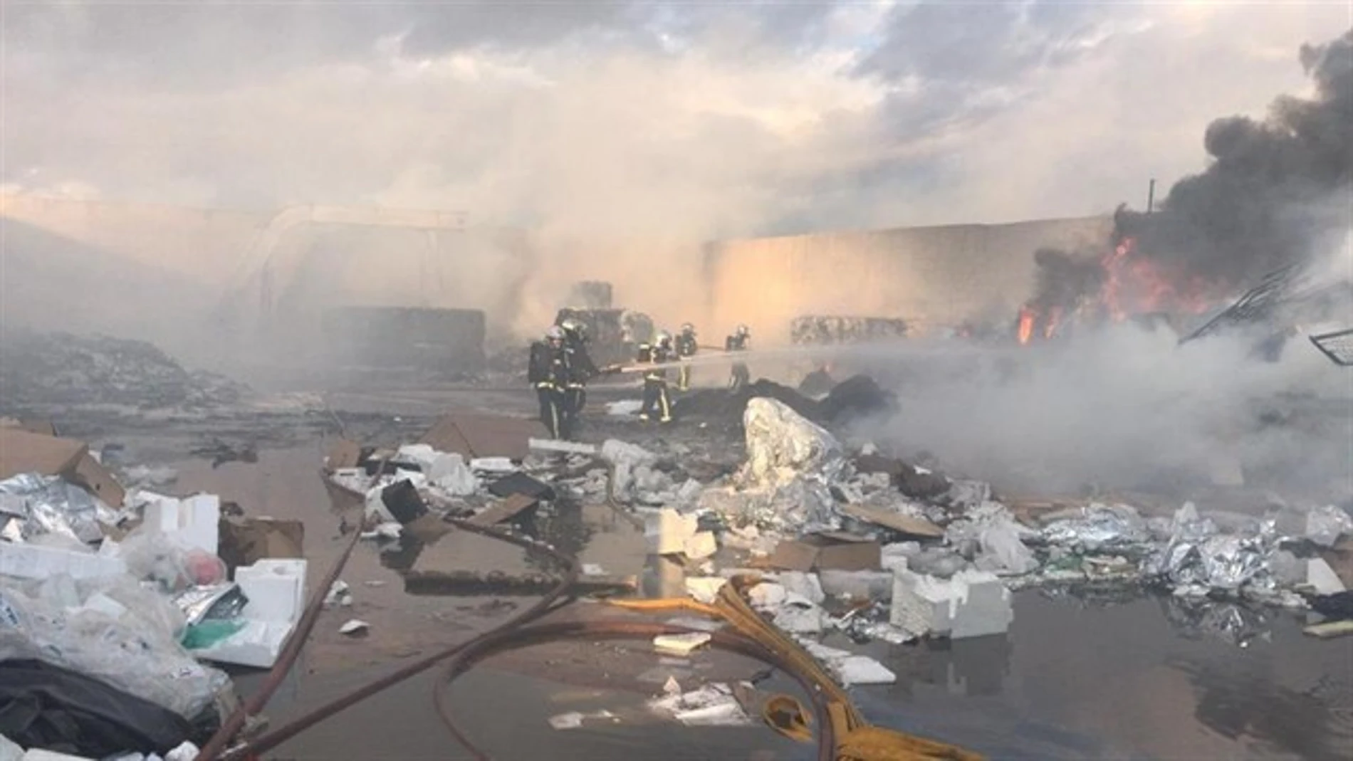 Bomberos de la Comunidad de Madrid trabajando para sofocar el incendio