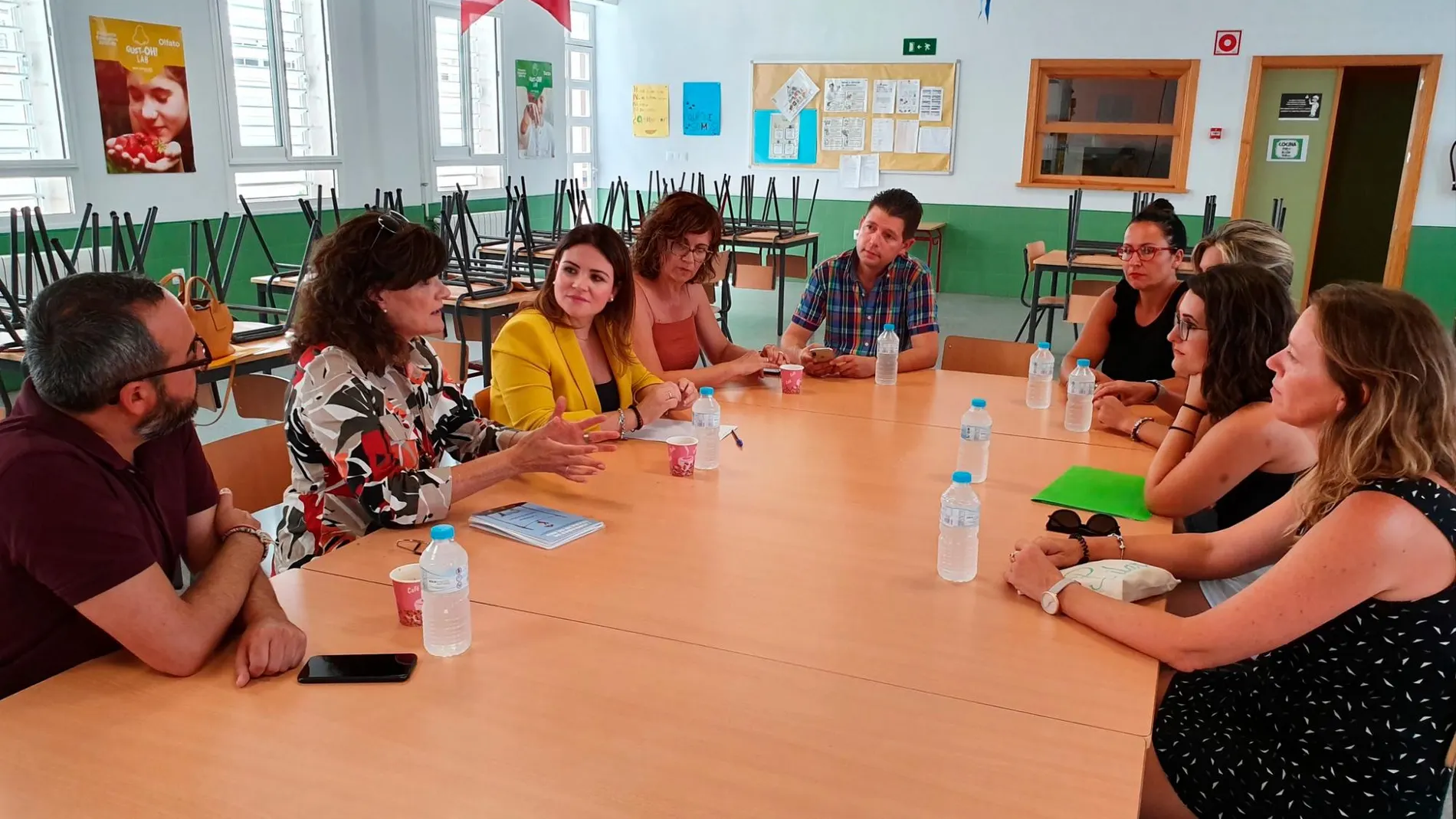 La consejera de Educación, Esperanza Moreno, se reunió ayer con el equipo directivo del colegio El Recuerdo de San Javier