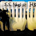 Dos jóvenes activistas hacen una pintada contra la Policía de Hong Kong, a la que califica de nazi / Efe