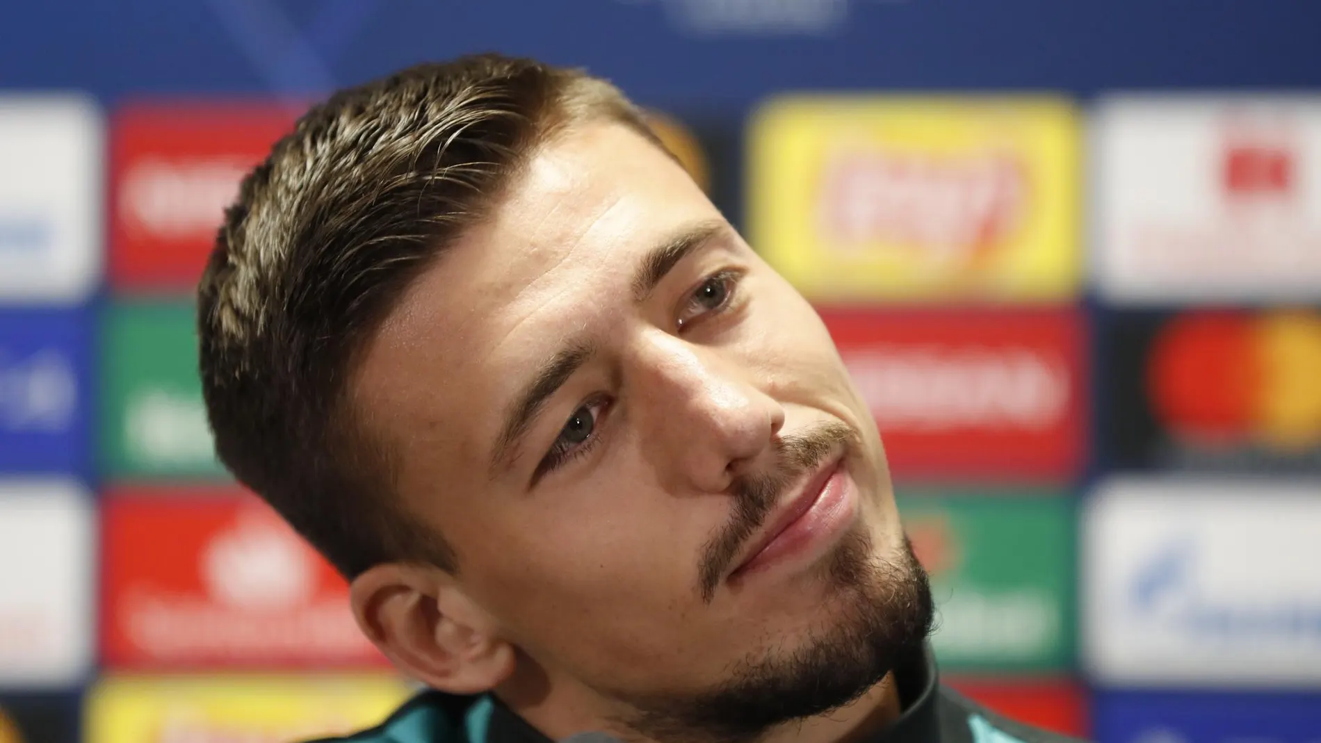 Lenglet, en conferencia de prensa