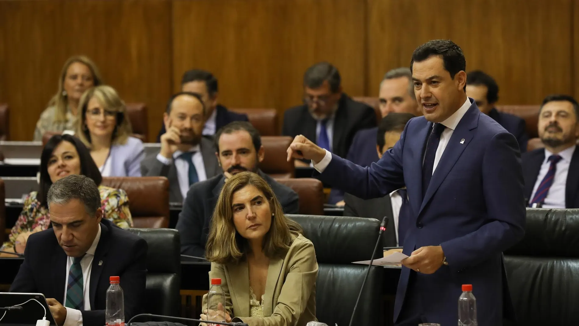 El presidente de la Junta de Andalucía, Juanma Moreno, en la sesión de control al Gobierno en el Parlamento andaluz / EP