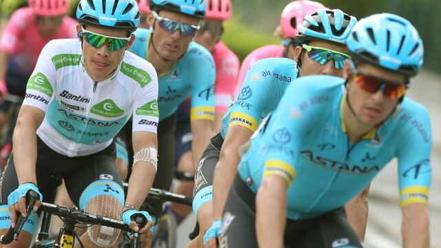 Supermán López, con maillot blanco, en la Vuelta 2019