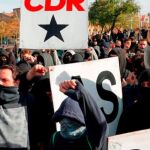 Simpatizantes independentistas de los CDR en las inmediaciones de la Pla de Palau (Barcelona) / Efe