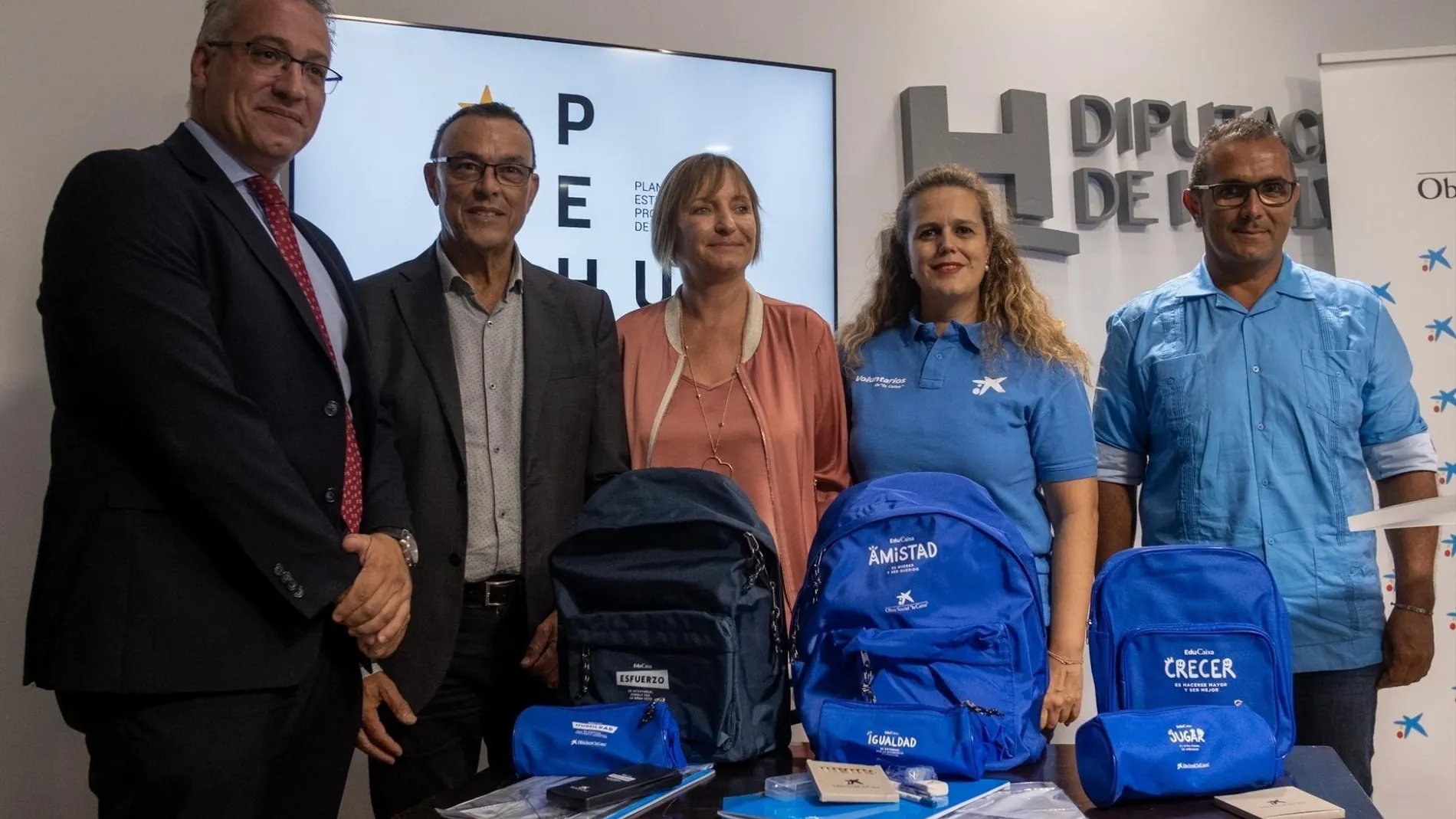 El presidente de la Diputación de Huelva, Ignacio Caraballo, con los kids para los menores en situación de riesgo de La Caixa / La Razón