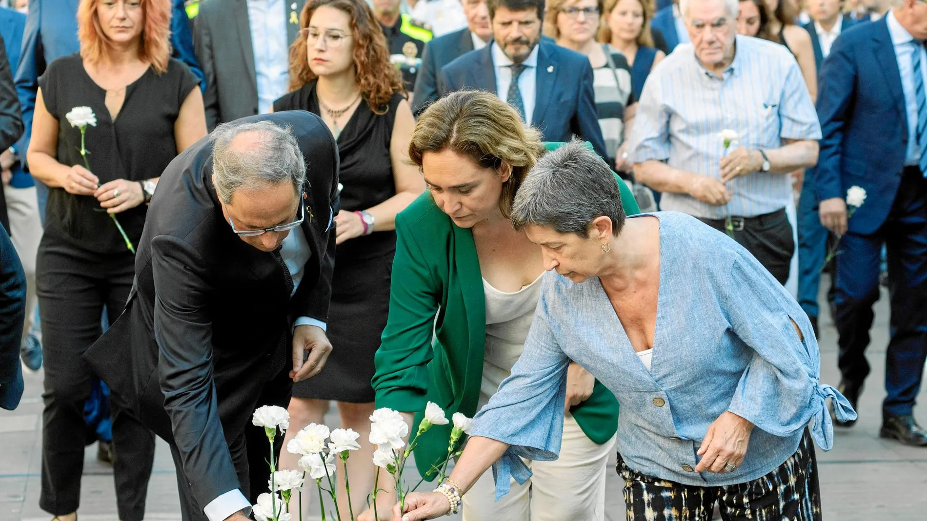 En la imagen, Quim Torra, Ada Colau y Teresa Cunillera, en la ofrenda floral del homenaje por los atentados en La Rambla / Adrián Quiroga-Shooting