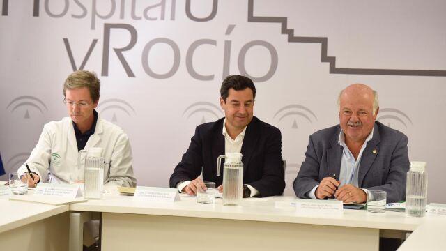 El presidente de la Junta y el consejero de Salud, junto al portavoz del comité de seguimiento el miércoles / Foto: Ke-Imagen