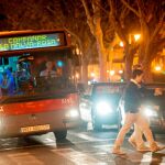 El hombre aprovechó que el autobús estaba lleno para eyacular en la ropa de la menor. KIKE TABERNER
