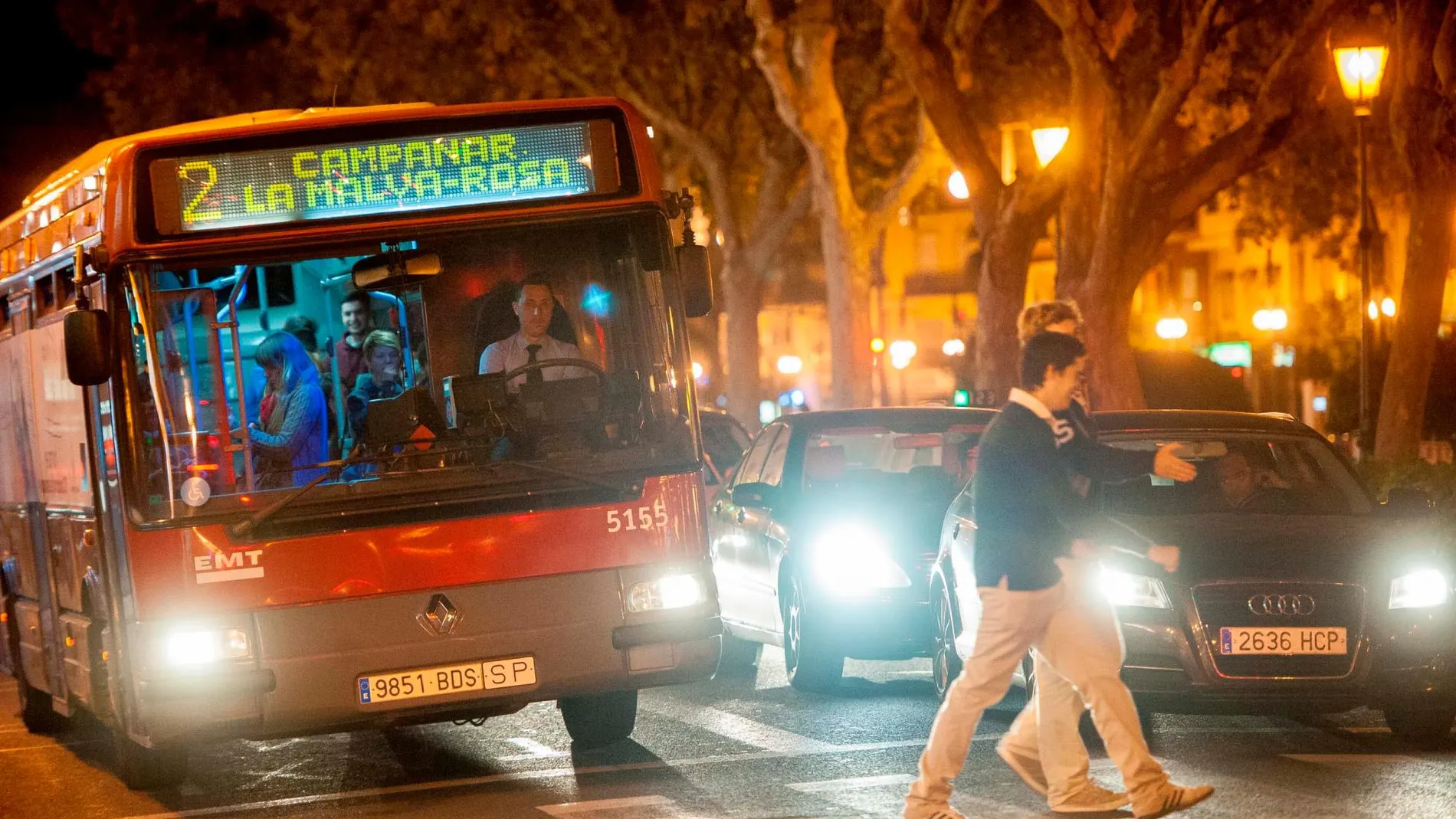 El hombre aprovechó que el autobús estaba lleno para eyacular en la ropa de la menor. KIKE TABERNER