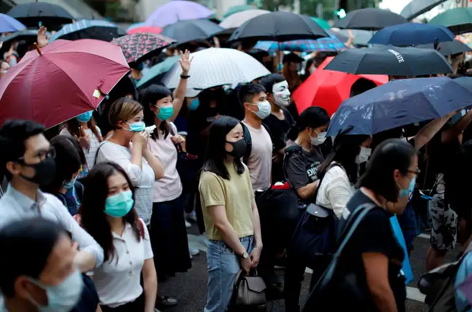 Hong Kong recurre a una ley colonial para prohibir las máscaras en las protestas