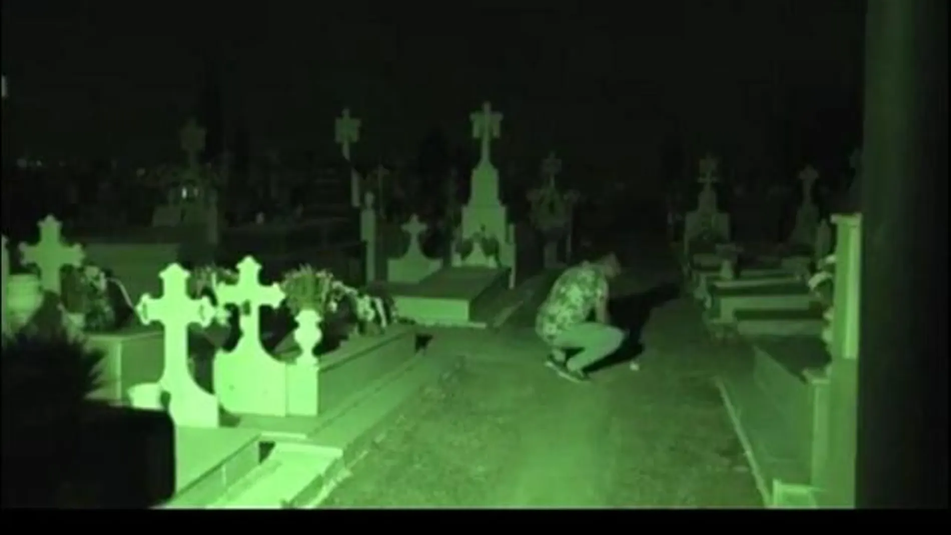 “El grupo Dossier 41", acompañado por el loreño Juan Antonio Caballano Mayorga, ha realizado una investigación de carácter paranormal en el cementerio San Sebastián de Lora del Río