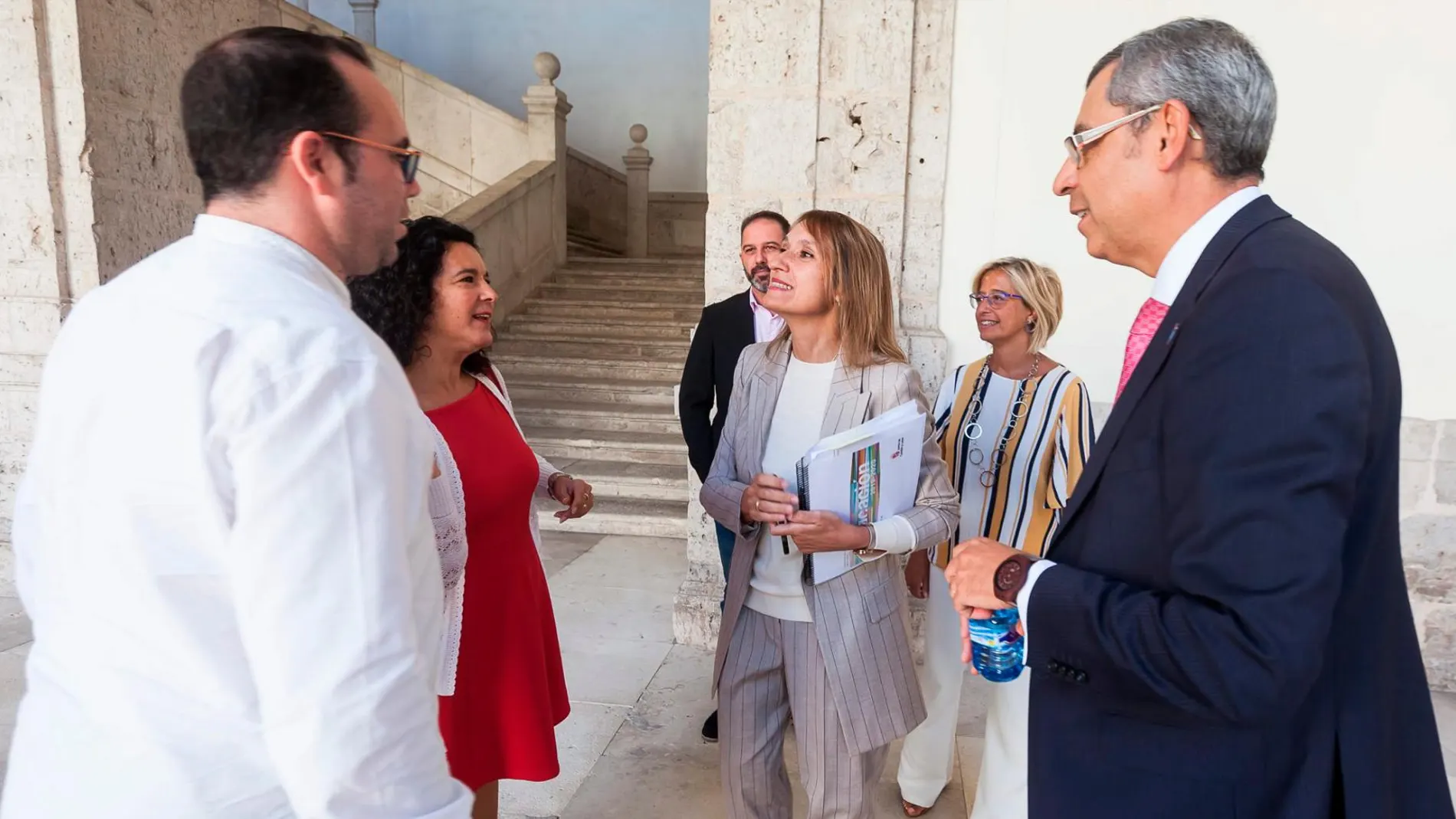 La consejera de Educación, Rocío Lucas, junto con miembros de su equipo, momentos antes de dar a conocer los datos relativos al curso escolar que está a punto de empezar