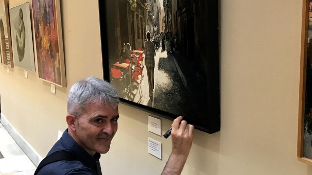 Raúl Gil Rodríguez posando junto a su obra, ganadora del Concurso de Pintura Evaristo Guerra 2018 / La Razón