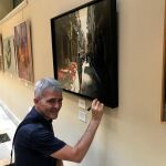 Raúl Gil Rodríguez posando junto a su obra, ganadora del Concurso de Pintura Evaristo Guerra 2018 / La Razón