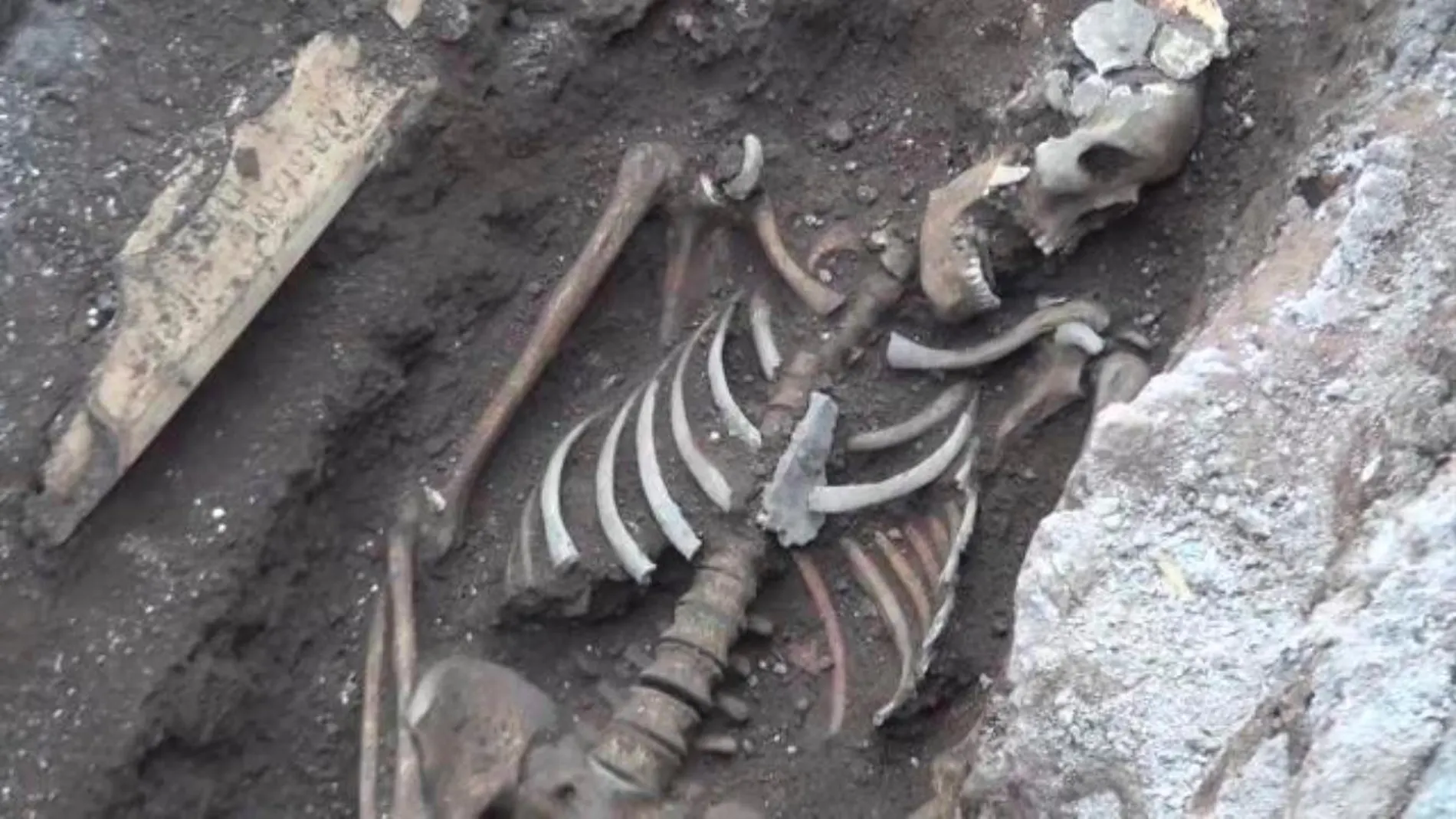 Un antiguo esqueleto humano casi intacto fue hallado cuando excavaban en una calle de Roma / Repubblica TV