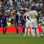 El Real Madrid saca de centro tras el gol del Valladolid