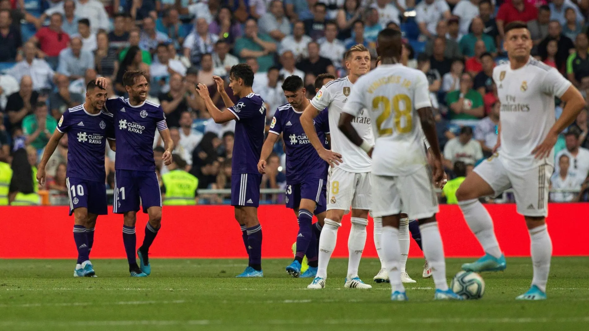 El Real Madrid saca de centro tras el gol del Valladolid