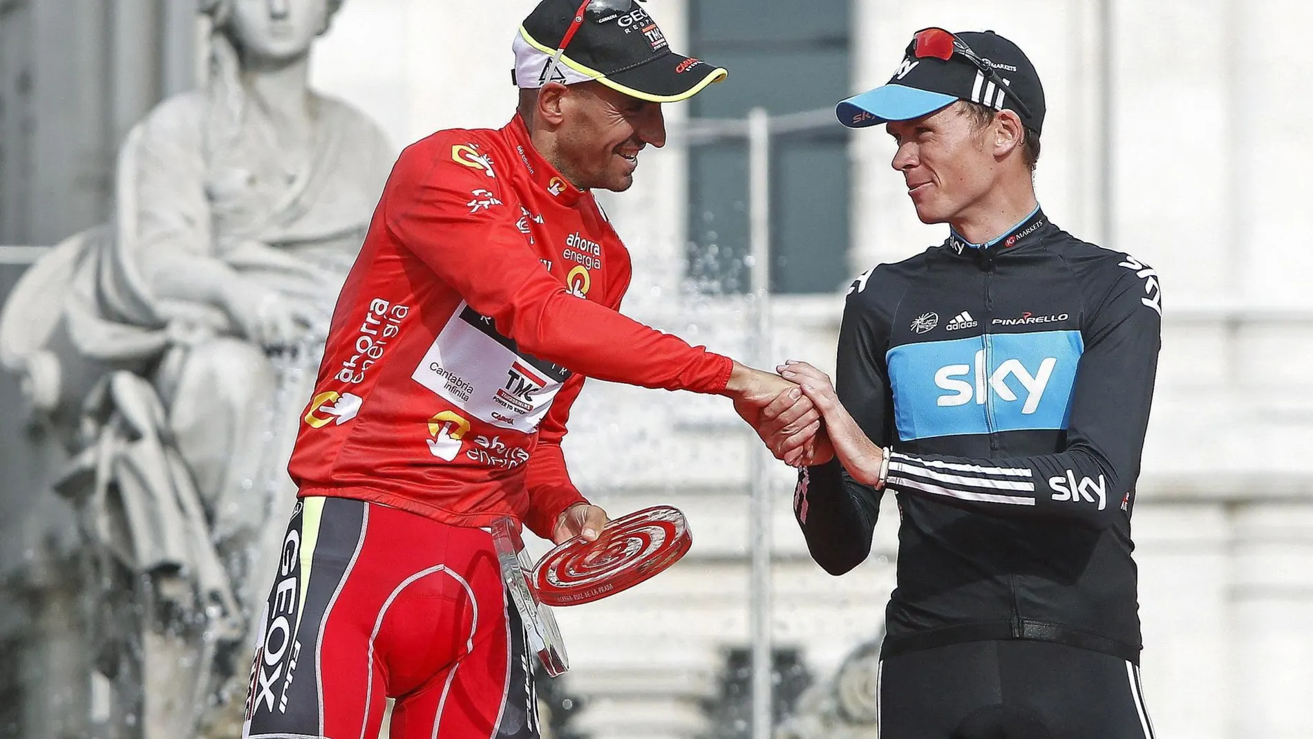 Juanjo Cobo, con el maillot rojo de ganador, y Chris Froome, en el podio de la Vuelta 2011