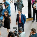 La candidata a la Presidencia de la Comunidad de Madrid, Isabel Díaz Ayuso (PP), junto a Ignacio Aguado (Cs), en la Asamblea de Madrid / Foto: Rubén Mondelo
