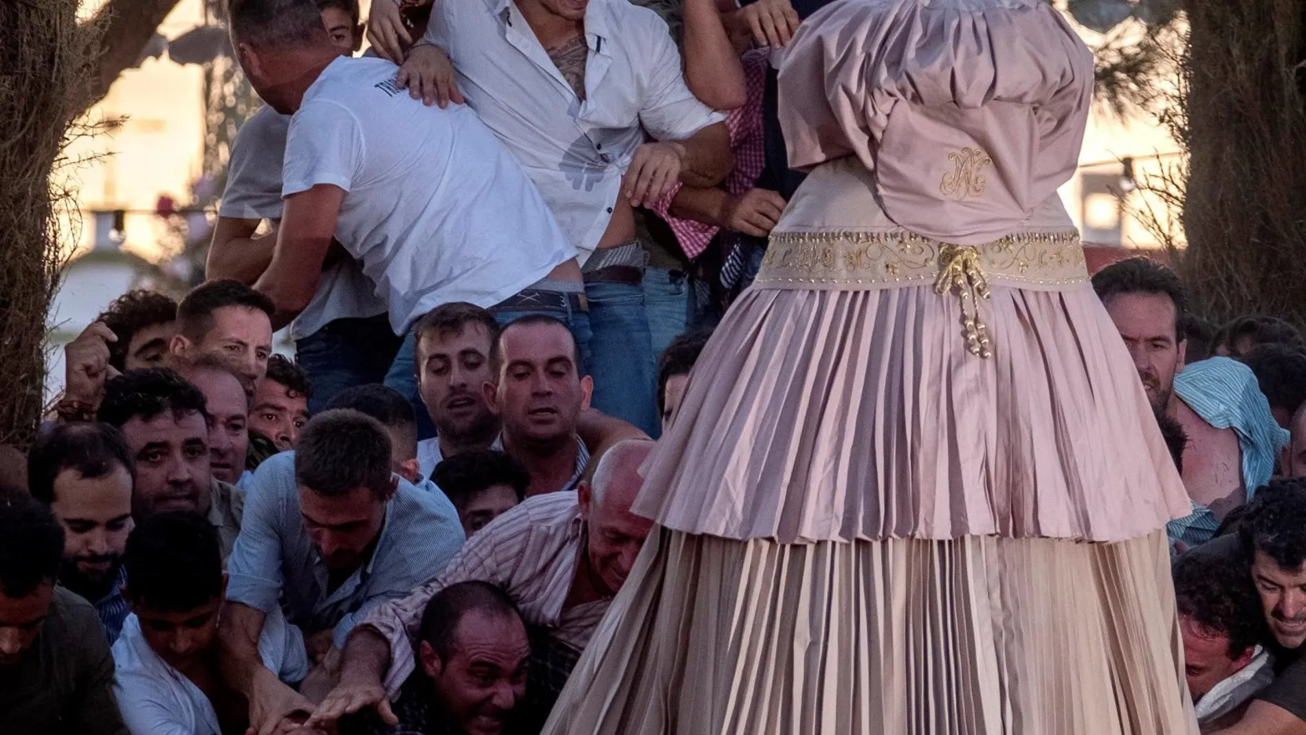 Las camaristas cubren a la Virgen del Rocío y arranca el traslado a Almonte