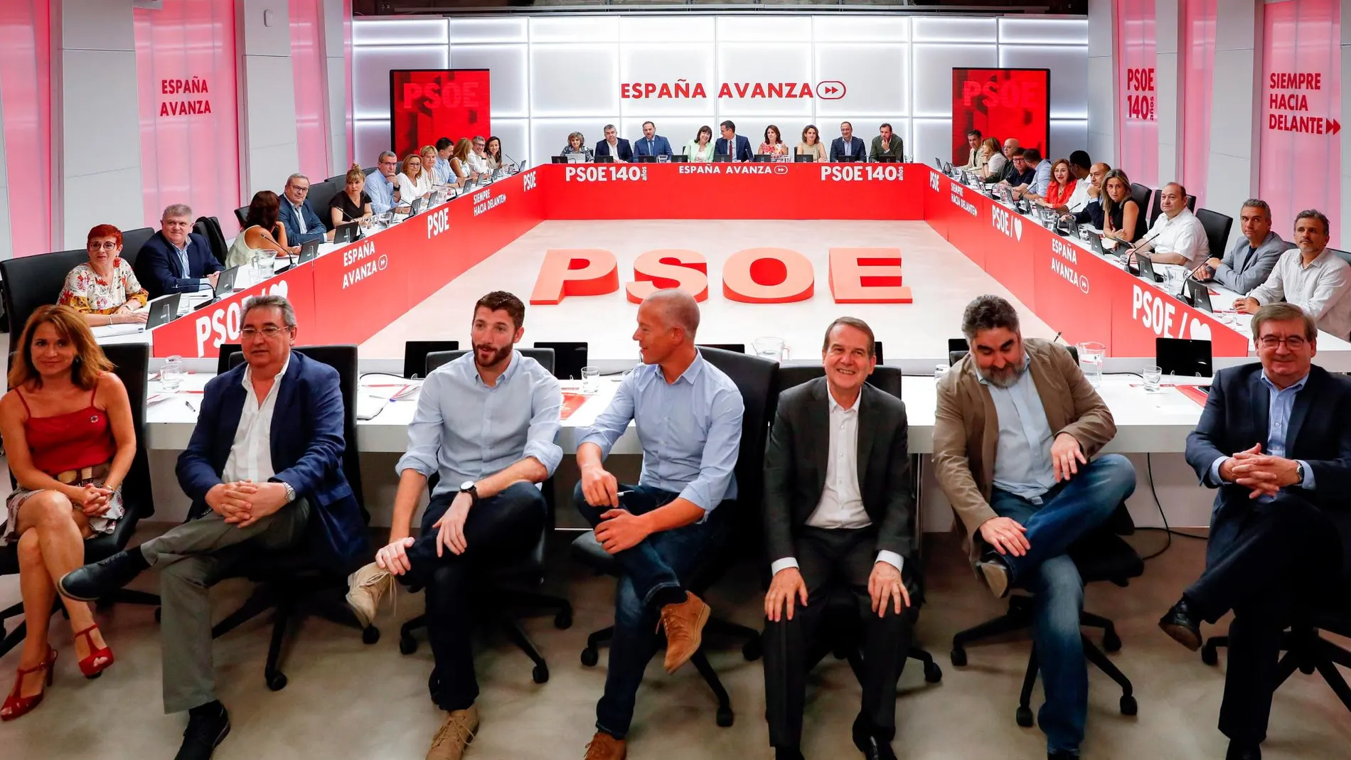 Los miembros del Partido Socialista al inicio de la Comisión Ejecutiva Federal, celebrada este jueves en Ferraz. EFE/ Emilio Naranjo