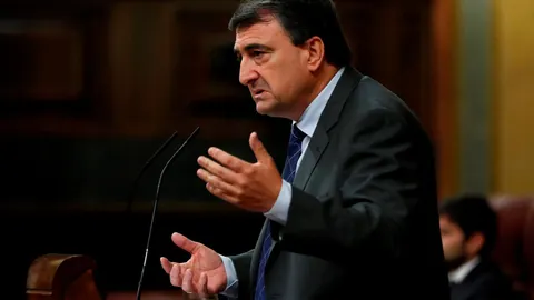 El portavoz del PNV, Aitor Esteban, durante su intervención en la tercera jornada del debate de investidura en el Congreso de los Diputados