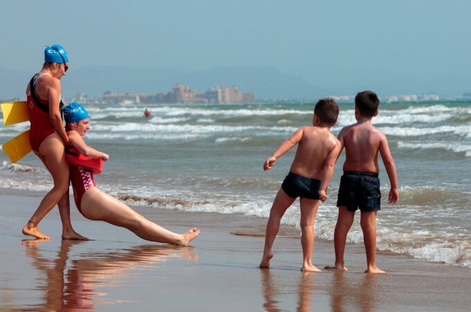 Unos socorristas realizan un simulacro de rescate en la playa de la Malvarrosa de Valencia