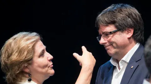 Carles Puigdemont dialoga con Pilar Rahola, en una imagen de archivo / Efe