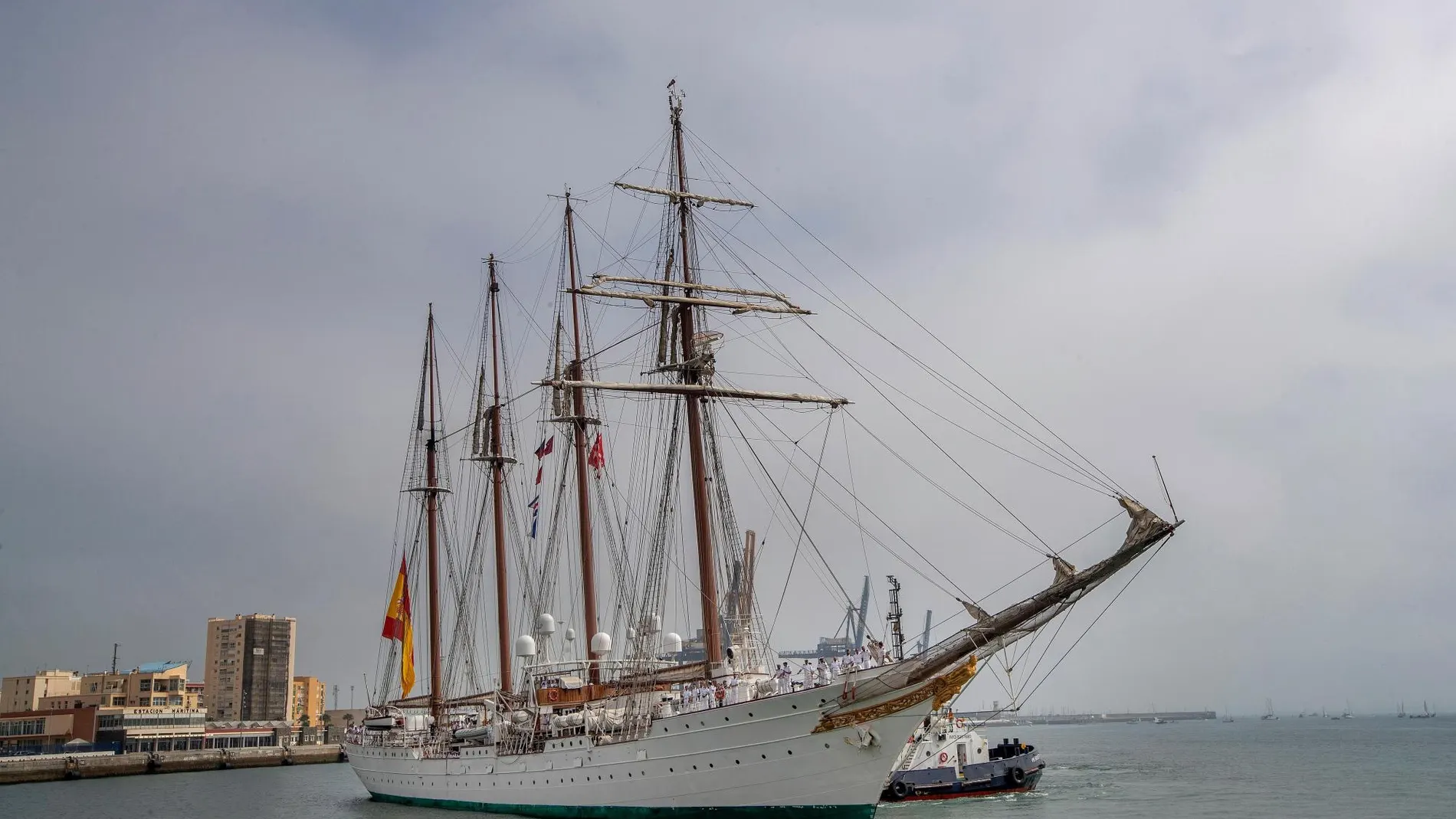 Cádiz se viste de fiesta para recibir al Juan Sebastián de Elcano