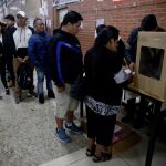 Ciudadanos bolivianos acudiendo a votar