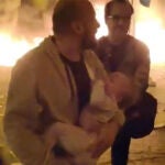 Imagen del padre con su hija en brazos