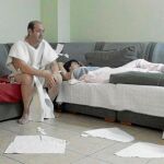 Algunos de los protagonistas sacando el ingenio para sobrevivir sin sus pertenencias. Foto: ATRESMEDIA
