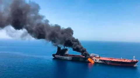 El buque noruego Front Altair arde tras ser atacado en el Estrecho de Ormuz