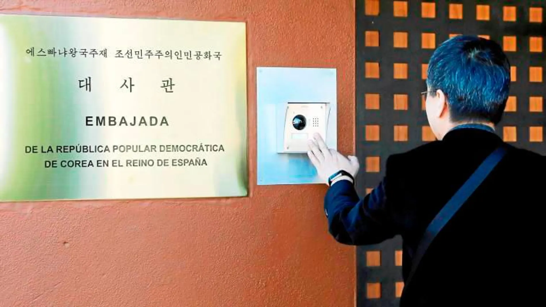Un periodista surcoreano ante la puerta de la embajada de Corea del Norte en Madrid