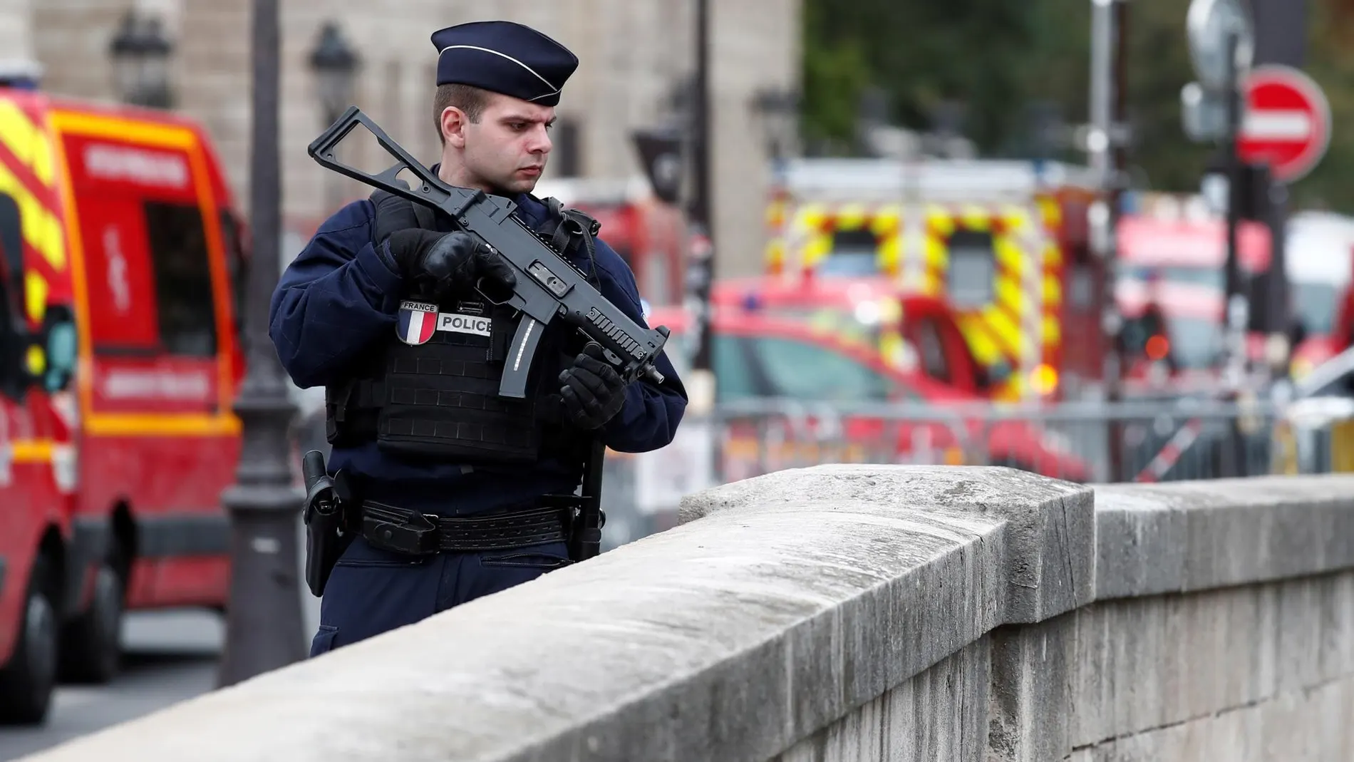 Un policía francés guarda el perímetro alrededor de la comisaría donde se cometió el ataque / EFE