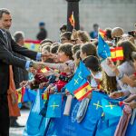 La Familia Real recibió ayer un caluroso recibimiento en Oviedo con motivo de la celebración de los Premios Princesa de Asturias. Foto: Alberto R. Roldán