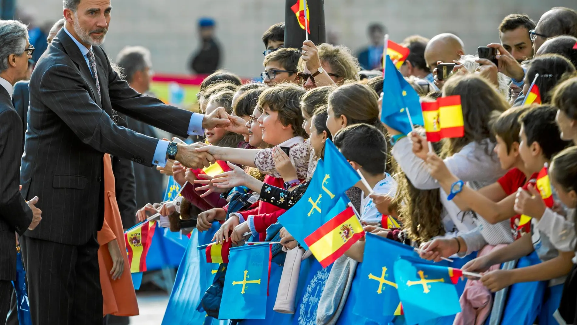 La Familia Real recibió ayer un caluroso recibimiento en Oviedo con motivo de la celebración de los Premios Princesa de Asturias. Foto: Alberto R. Roldán