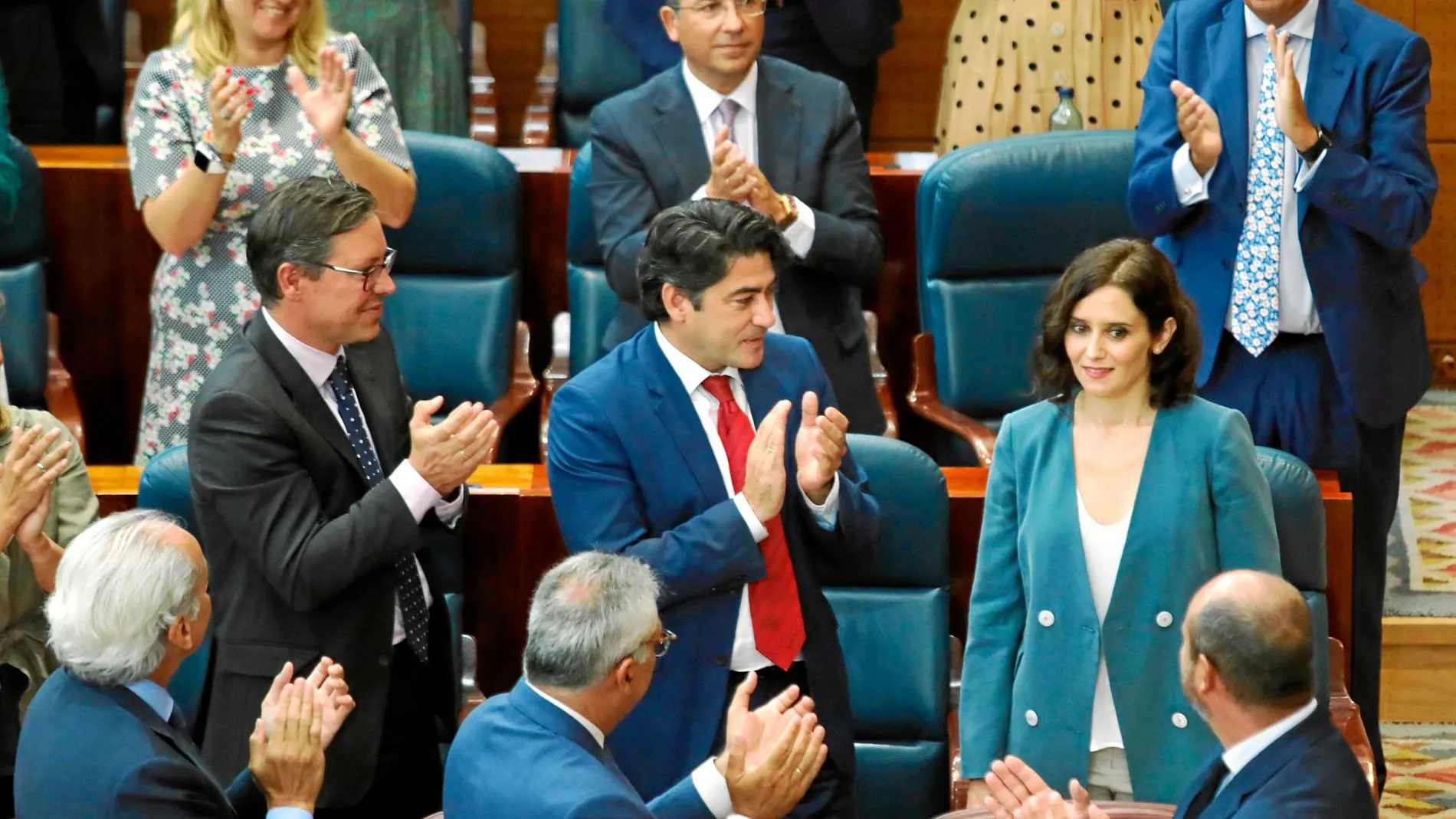 Tras 90 minutos de discurso, Díaz Ayuso fue aplaudida por la bancada popular y por el Gobierno regional en funciones de Pedro Rollán / Foto: Rubén Mondelo